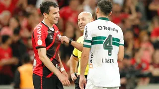 Blitz e banco de reservas dão vitória ao Athletico contra o Coritiba em bom clássico