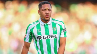 Vitor Roque sofre lesão no tornozelo e desfalca Betis; técnico pede paciência
