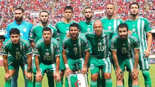 Atacante do Coritiba, Slimani sai lesionado em vitória da Argélia