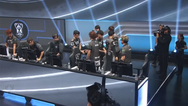 Jogadores da INTZ cumprimentam  os adversários da EDG após o jogo. Créditos: transmissão/Riot Games