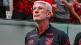 “Não pode achar que é Pelé”: Odair adota cautela com promessa do Athletico