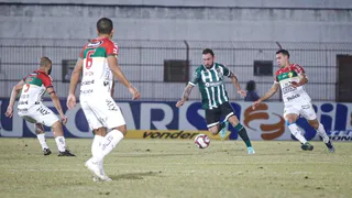 Coritiba não cria, perde chance de assumir a ponta, mas defesa segura o Brusque