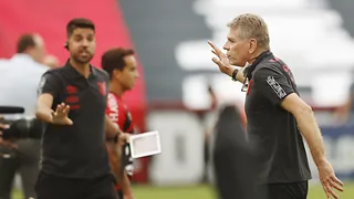 Athletico não tem time e não tem técnico: Petraglia está refém de Autuori