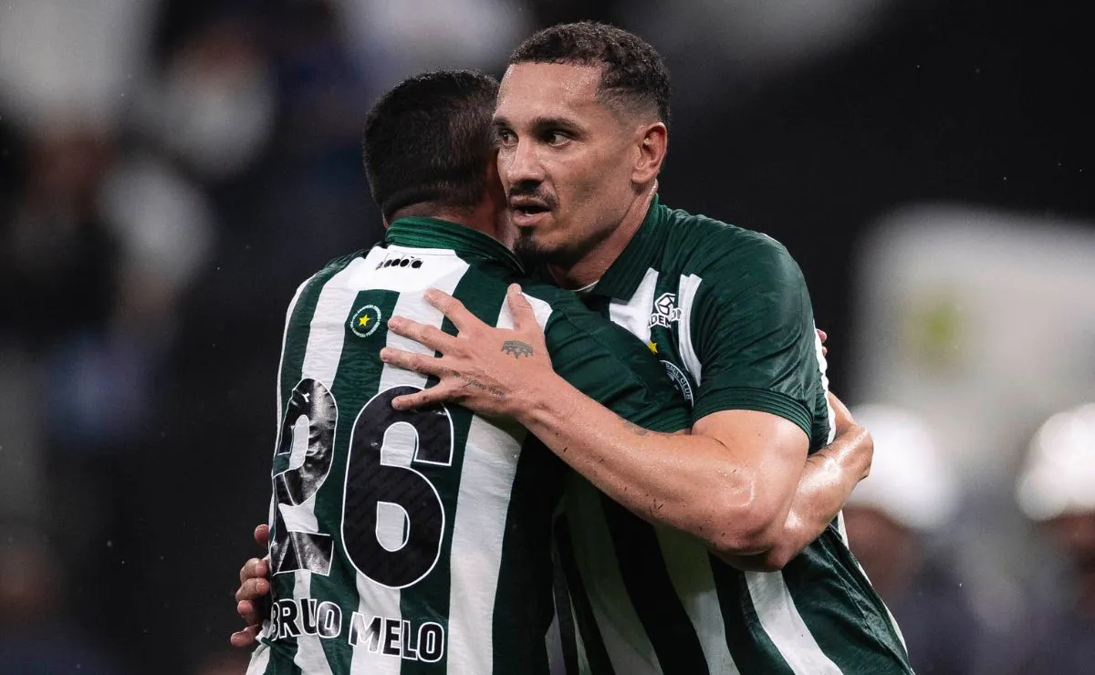 Maicon em ação pelo Coritiba durante partida do Campeonato Brasileiro