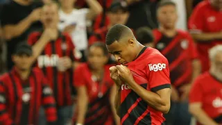 Athletico equilibrado e Coritiba caindo pelas tabelas