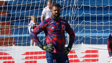 Aos 41 anos, ex-Paraná vira muralha na Europa e coleciona jogos sem sofrer gols