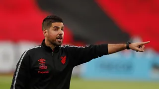 Oliveira elogia virada, pede pés no chão e ressalta: “O caminho é muito longo”