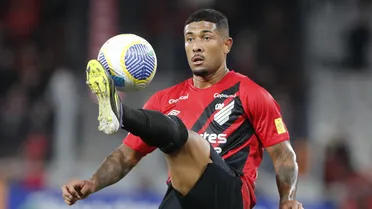 Jogador do Athletico é expulso após briga com segurança do Vasco; veja imagens da confusão