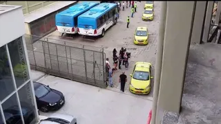 Ônibus quebra e Vasco chega de táxi para clássico no Rio