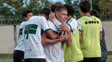 Vídeo! Lateral do Coritiba faz “gol que Pelé não fez”