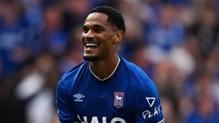 Atacante menosprezado no Athletico marca em estreia na Premier League
