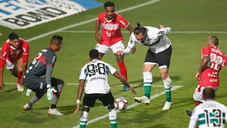 Coritiba cai de produção, mas vê Gamalho virar garçom de luxo em empate