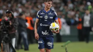 Coritiba tem dois retornos contra o Grêmio, mas lateral tem desfalque importante