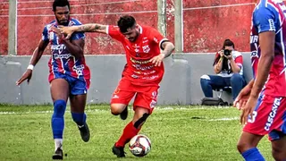 Com dois gols de acusado de fraude de exame, Cascavel CR vence Rio Branco de virada