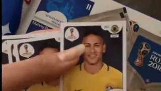 ‘Estou dando o meu namorado’: Marquezine ganha álbum da Copa só com figurinhas de Neymar