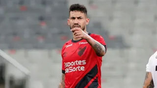 Athletico e Atlético-MG estudam troca de zagueiros
