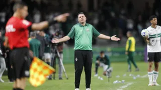 Expulso, técnico Thiago Kosloski ouve gritos de “burro” e de “vergonha” no Couto Pereira