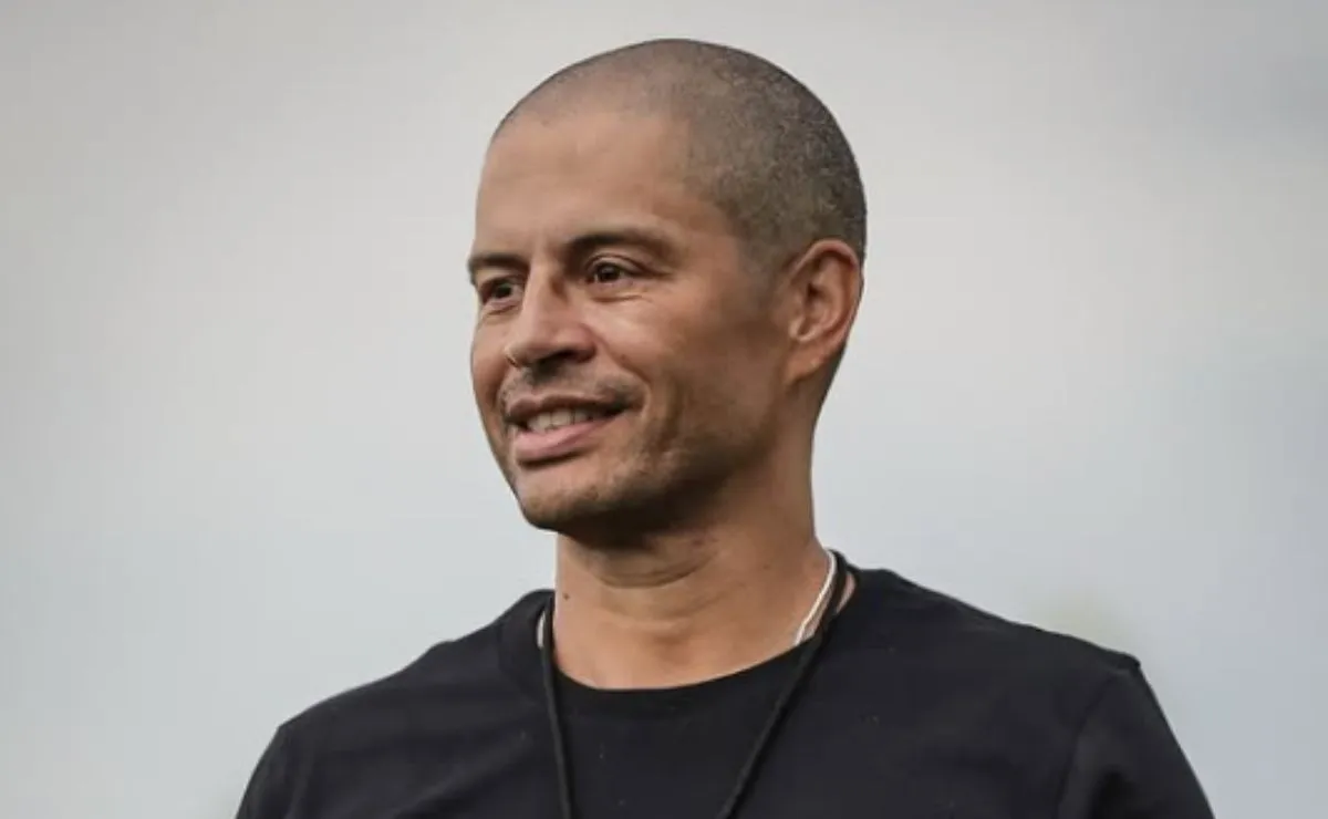 Alex de Souza sorri durante treino do Athletic-MG