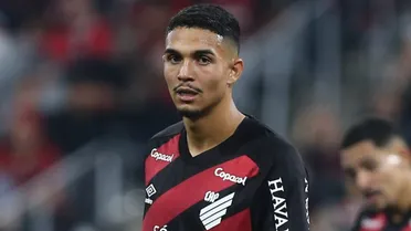 Cobiçado no mercado, Arthur Dias define prioridade para deixar o Athletico
