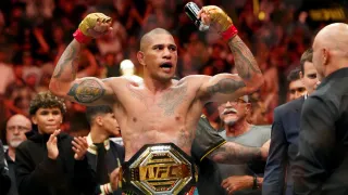 UFC 307: Poatan vence por nocaute, mantém cinturão e quebra mais um recorde