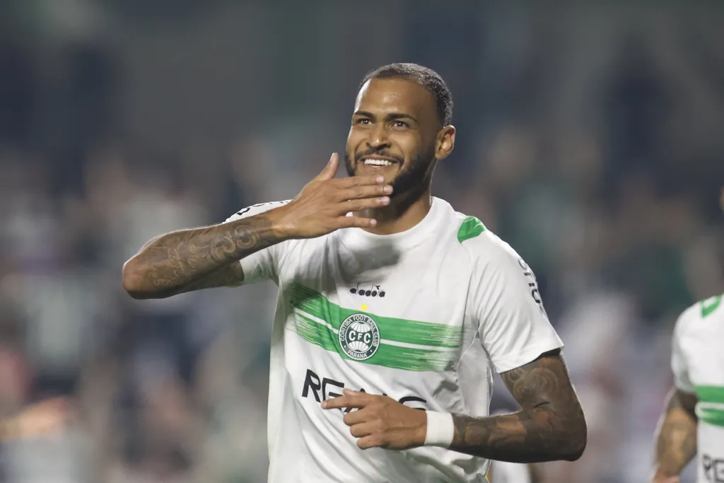 Junior Brumado celebra primeiros gols pelo Coritiba