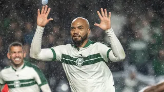 Moledo, do Coritiba, encerra jejum de 1000 dias com lei do ex