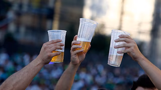 Bancada evangélica vence batalha e adia sessão para liberar cerveja nos estádios