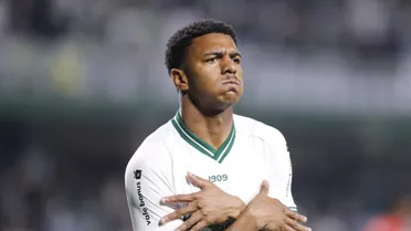 Coritiba renova contrato de atacante por mais três temporadas