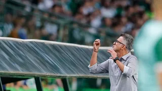 Osorio ironiza xingamentos e manda beijos para a torcida do Coritiba no Couto