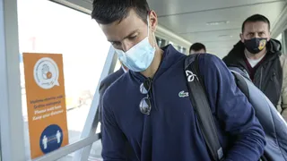Após deportação, Djokovic desembarca na Sérvia com recepção discreta
