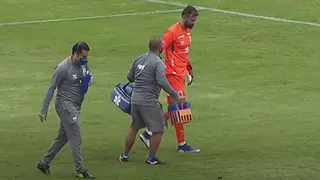 Goleiro do Paraná sofre concussão cerebral após choque e é levado ao hospital