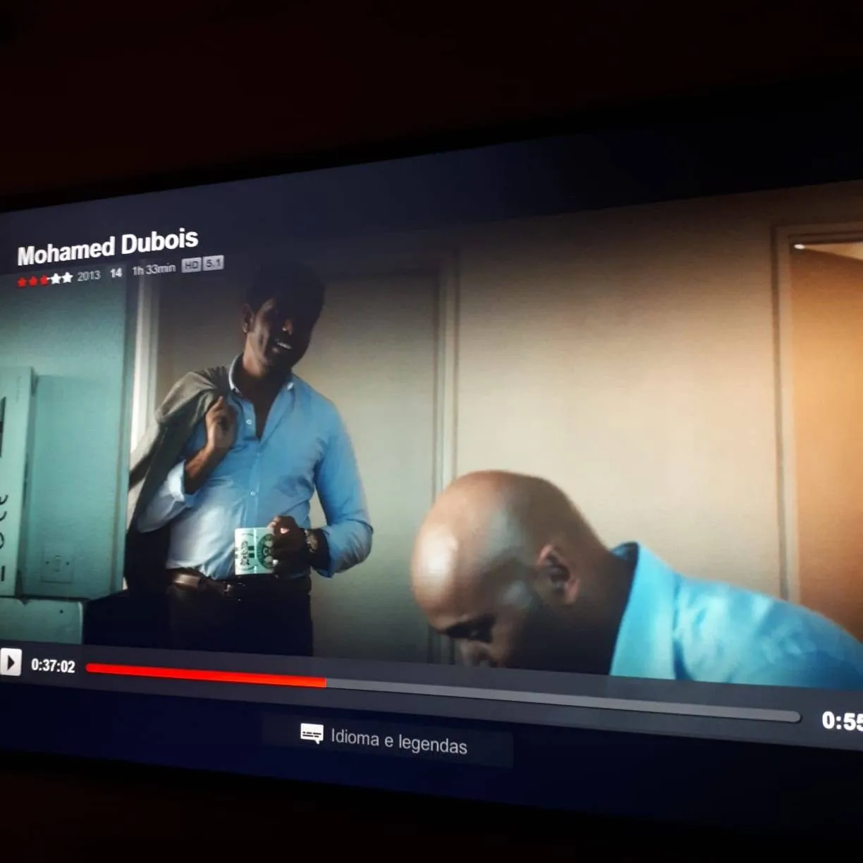 Cena do filme Mohamed Dubois com destaque para a caneca do Coritiba.