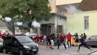 Torcedores de Athletico e Juventude brigam antes de jogo do Brasileirão