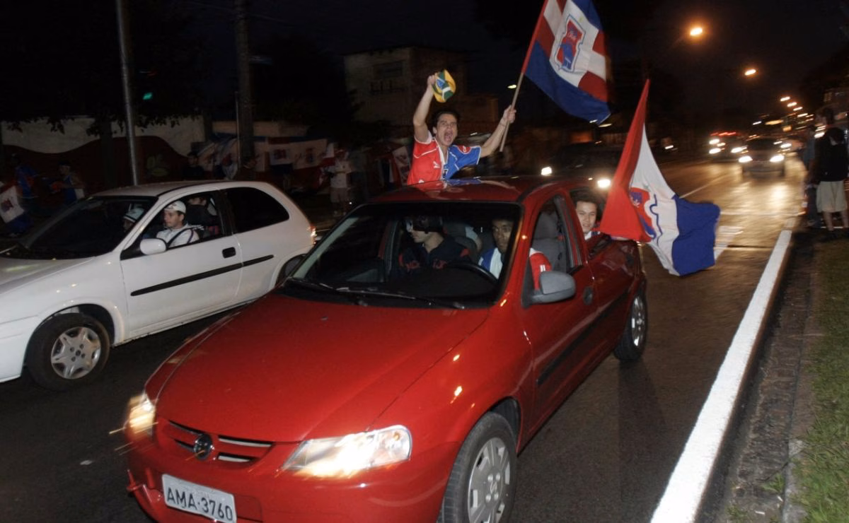 Torcedores comemoram título estadual do Paraná Clube em 2006.