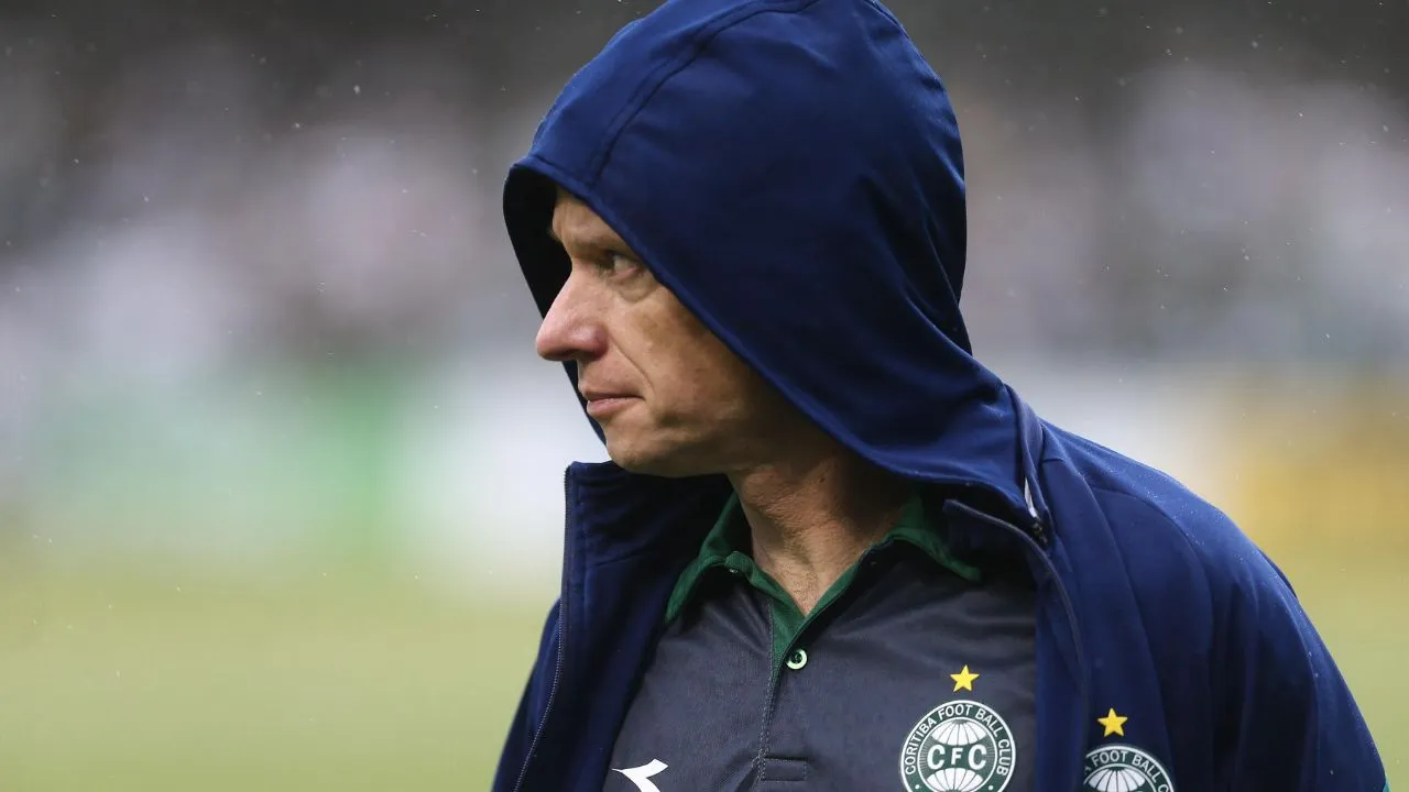 Fernando Seabra orienta o Coritiba à beira do campo durante jogo contra o Operário pela semifinal do Campeonato Paranaense.