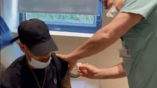 Neymar recebe 1ª dose da vacina contra a Covid-19 na França: “Que o mundo possa estar vacinado”