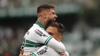 Mais consistente, Coritiba vence em boa estreia de Gabriel e no embalo de Manga e Fabrício Daniel