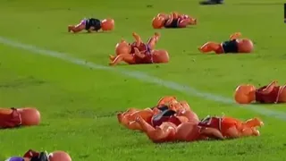 Torcida argentina arremessa bonecas no gramado para provocar rival; veja