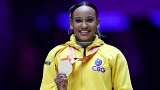 Rebeca Andrade brilha e se torna 1ª brasileira campeã mundial no individual geral