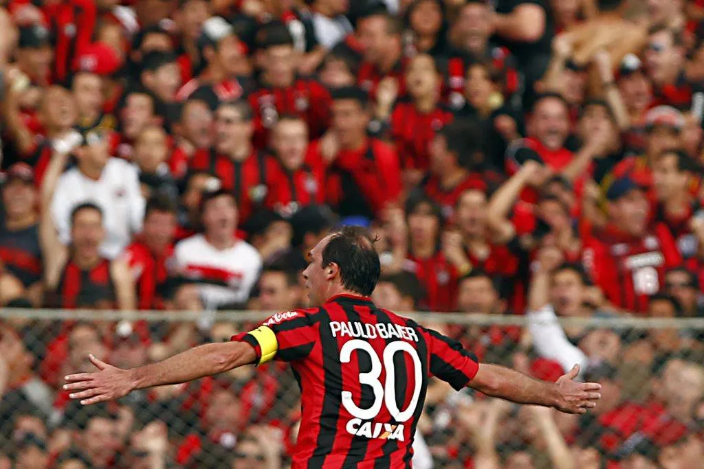 Paulo Baier comemora gol no Atletiba do Brasileiro-2013: reclamação após o clássico levou à renovação verbal com o Atlético. (Albari Rosa/ Gazeta do Povo)