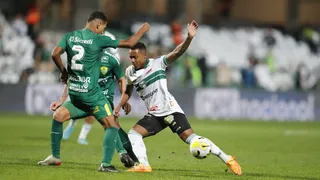 Em jogo morno, Coritiba é mais efetivo e vence o Cuiabá, mesmo com erros