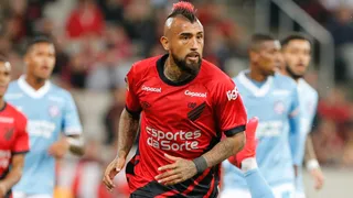 Após “cavada”, volante Vidal do Athletico é alvo do Boca Juniors