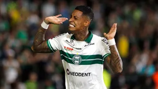 Após polêmica, Coritiba vai consultar STJD antes de reintegrar Alef Manga