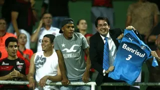 Torcida do Grêmio apoia o Vitória, rival do Internacional, contra o Coritiba no Couto