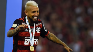 Números, polêmicas e reações das torcidas… como Vidal chega ao Athletico?