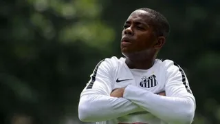 Defesa de Robinho afirma ao STJ que o jogador vai entregar o passaporte