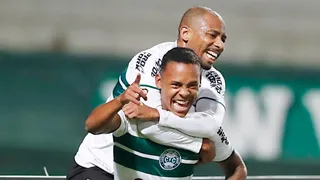 Coritiba goleia: 4×0. Jogando bola