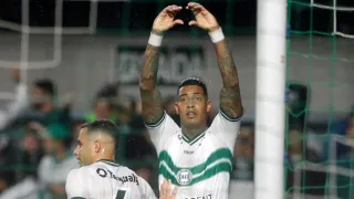 Com futuro incerto no Coritiba, Manga tem nome gritado por torcedores no Couto Pereira