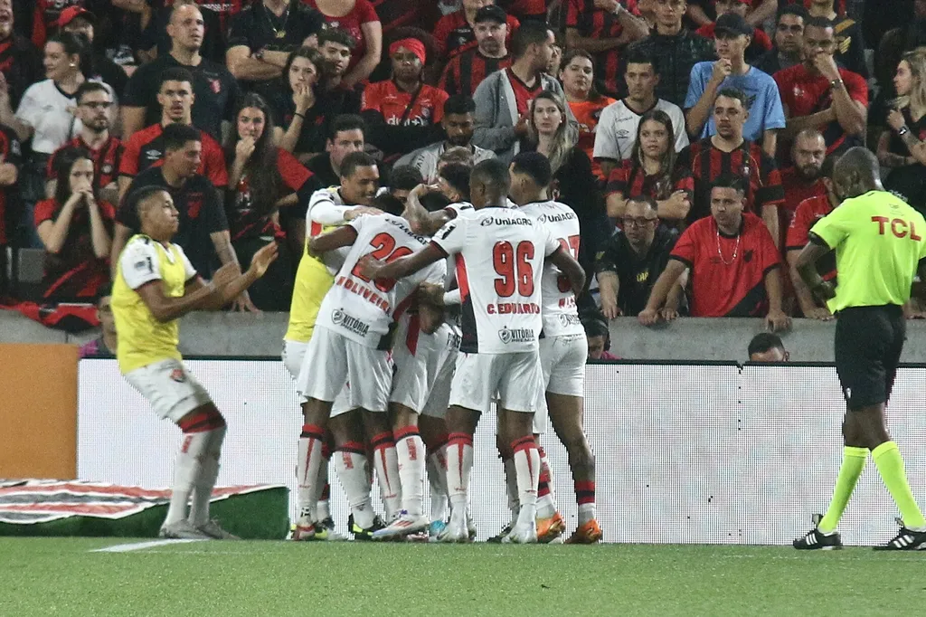 matheuzinho-vitoria-gol-athletico