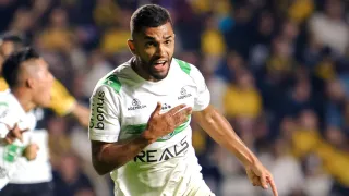 Coritiba sofre, mas vence o Criciúma na raça e volta ao G4 da Série B
